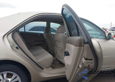 2005 Toyota Camry Le z USA, uszkodzony, nr VIN 4T1BE32KX5U408642